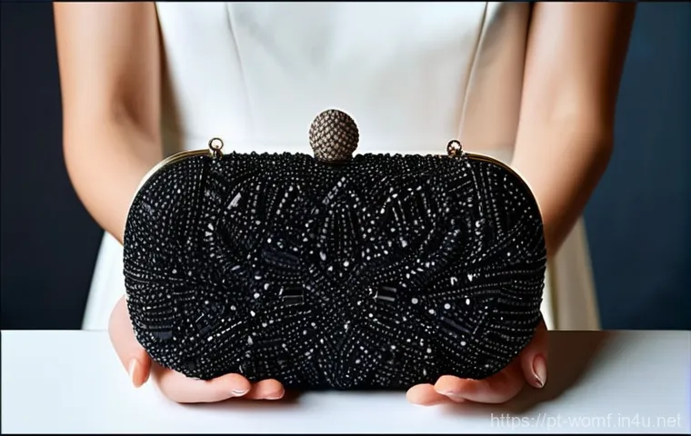 여성용 핸드백 브랜드 비교 - **Prompt 1: Urban Professional with a Versatile Tote**
    A sophisticated woman, around 30-40 years...